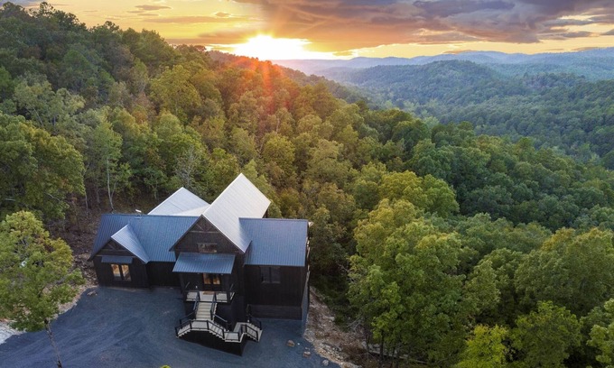 Broken Bow Cabin | NEW Luxury Retreat 3-Level Deck, Slide/Putting Green & Stunning Views