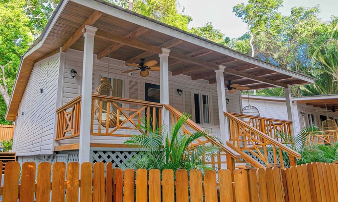 Antoneys Cay Villa | New Luxury Villa 8 min beach walk Pool+Grill Near West Bay