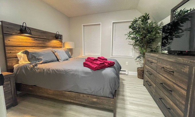 West Lebanon Apartment | NEW - Mins To DHMC/Hanover - Full Kitchen - Pet Friendly -Queen Size Bed