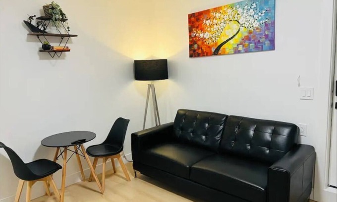 Surrey House | New & Modern 1 bedroom suite near beaches & border