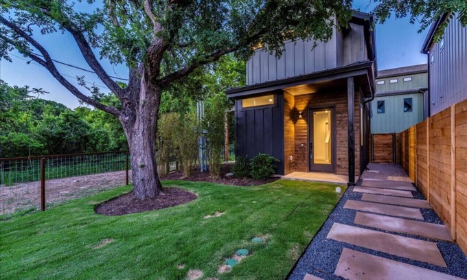MLK House | *New Modern 2BR Home in Austin's East Side - Sleeps 5*