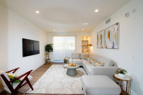 Larchmont Apartment | New Modern 3BR 3BA Apt in Central Los Angeles with Rooftop & Parking