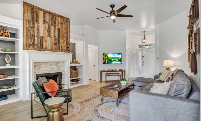 Temple House | NEW! Modern & Cozy Home w/Firepit