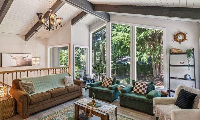 Lake Stevens House | NEW! Modern Forest Escape | Near Hikes & Lake