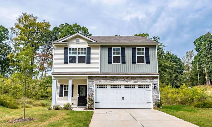 Charlotte House | New! Modern Large House Great Location near UNC-Charlotte, TopGolf, Carowinds