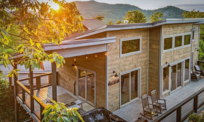 Wears Valley Cabin | NEW Modern. Mtn Views. Arcade. Hot Tub. Pool Table