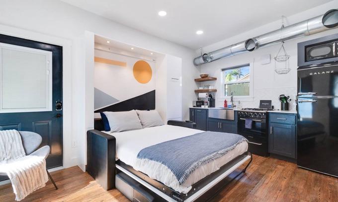 Freetown - Port Rico Apartment | NEW Modern studio with Murphy bed & free parking!