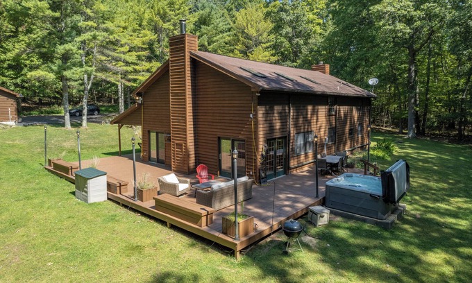 Paradise Point House | New! Old Moose Barn: Lake Access, Dogs OK, Hot Tub!