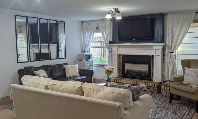 Winstead Park Bed & Breakfast | New, Private Entry Basement Suite, 5 to Downtown, Child Friendly