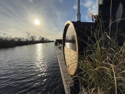 Vinkeveen Apartment | NEW - Private Residence with Sauna - on a lake near Amsterdam