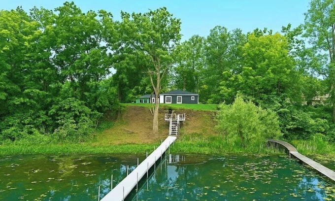 Drayton Plains House | New! Private Lakefront Retreat [3BR/2BA] Game Room