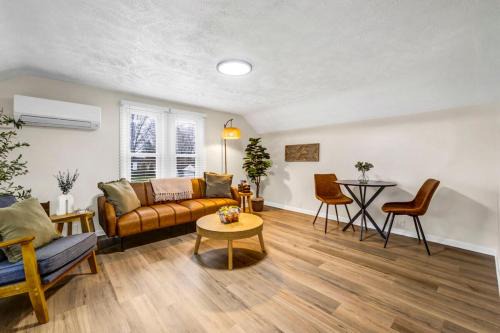 Berea House | New Renovated 1BR with King Modern Comfort
