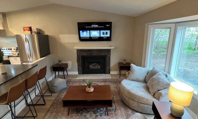 Savage House | New Renovated-4BR-King Beds in Savage/Home Theatre