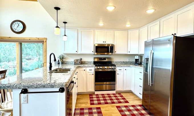 Mammoth Creek Cabin | New Rental. Sleeps 8. Family Getaway with Great Views of Panguitch Lake & Sunset