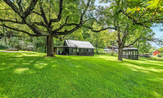 Crumpler Cottage | New River Views & Access - Hot Tub, Gazebo, Fire Pit, Next to Riverside Canoeing!