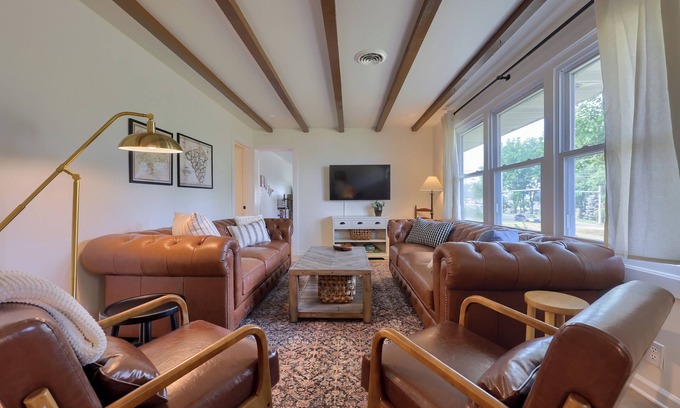 Ronks House | New! Sleeps 16! Across from Sight&Sound! Location!