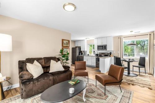 Roseville Apartment | New! Spacious 1BR King Suite - Great Location