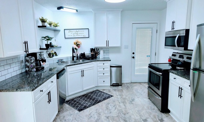 Fayetteville House | New Spacious 4-bedroom Home & Big Fenced Yard