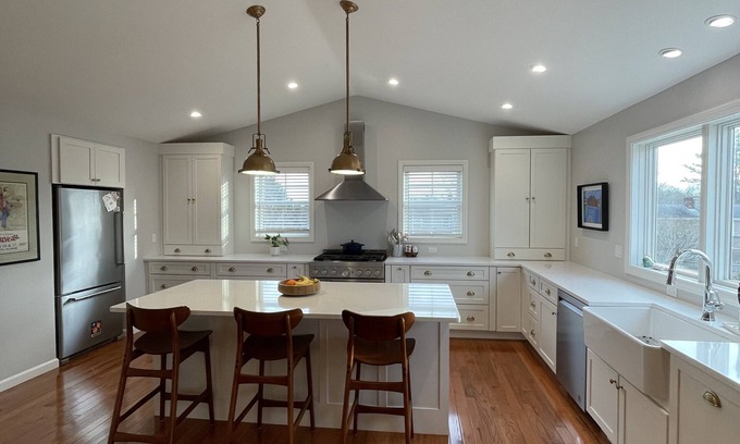 Portsmouth House | New, Spacious & Comfortable Home-Minutes to Newport & beaches. Walk to water.