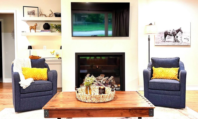 La Grange House | New! Spacious midcentury steps from the square in La Grange +15 min to Round Top