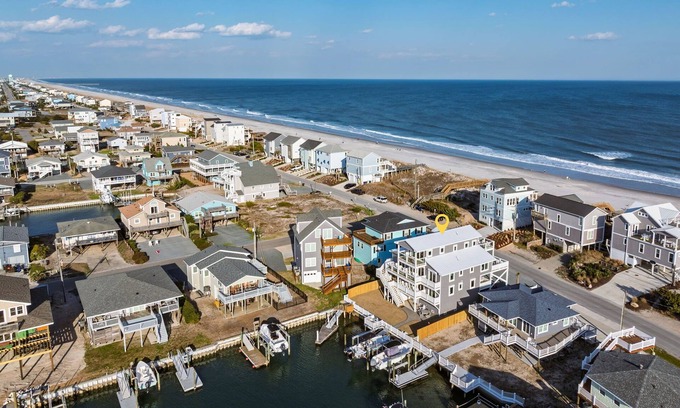 Topsail Beach House | NEW! Steps to beach, Ultra Premium, Free Early Check-in, Kayaks, Hot Tub,