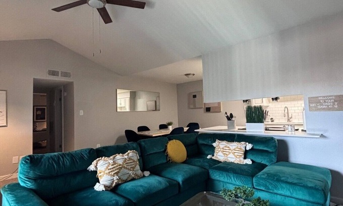 South Lamar Apartment | NEW Stylish SoLa Oasis - Pool View, Gym+ Office