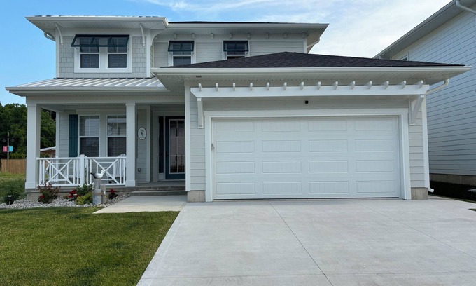 Port Stanley House | NEW! Sunnyside Beach Cottage in Kokomo! Kayaks, SUP Boards, Bikes and wagons.