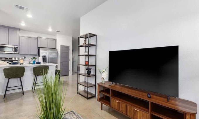 Temple Apartment | New* Temple 6 Bd Home, Safe Neighborhood, 2 Mi to DownTown, 5 Mi to BS&W & UMHB!