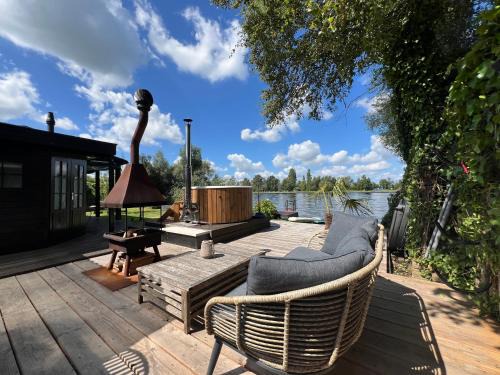 Baambrugse Zuwe Apartment | New- The Cabana- With Sauna and Hot Tub, on a lake near Amsterdam