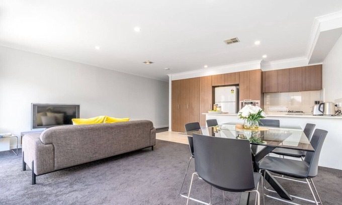 Franklin Apartment | New to VRBO: Cheerful 4BR Townhouse w/Free Parking & WIFI