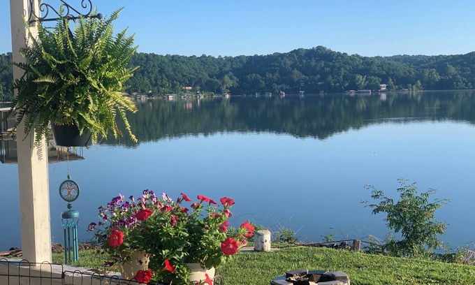 Grove Cabin | New to VRBO. Lakefront, fishing and swim dock. Cabin fully equipped very comfy