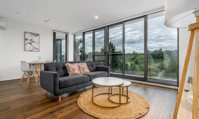 Phillip Apartment | New to VRBO: Stylish 2BR Apt | 5 mins to Canberra Hospital!