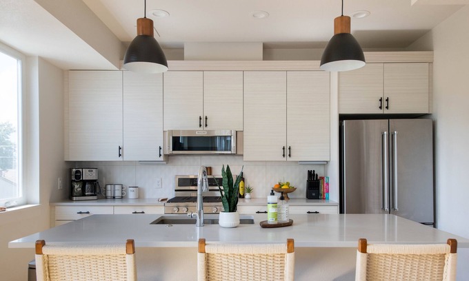 Goldsmith House | New townhome with private rooftop deck and beautiful Mountain Views, 5 min to DU