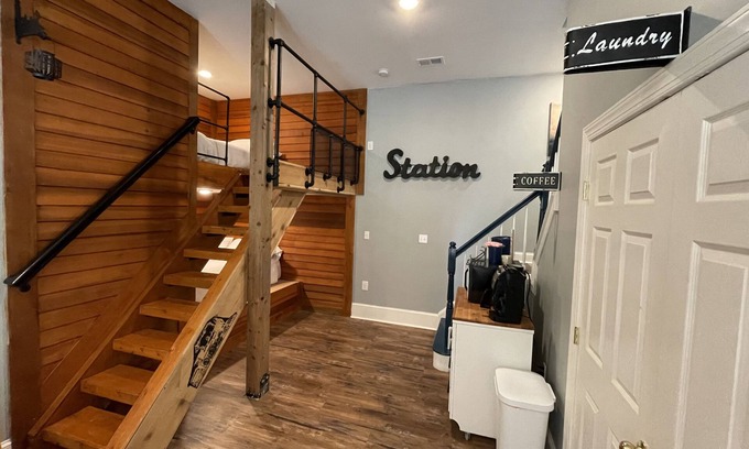 Martinsburg House | ►New! Unique Custom Crafted Train Station Lodge W/private walking trails