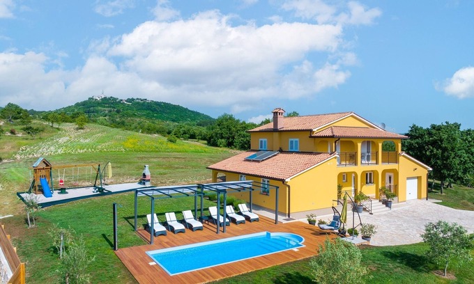 Pican Villa | New Villa for 8 people with spectacular view