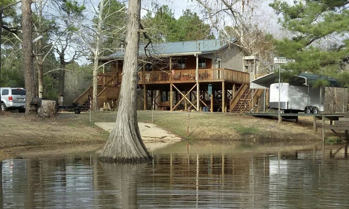 Vivian Cabin | NEW WATER FRONT cabin on North Caddo Lake- private boat launch, dock, much more!