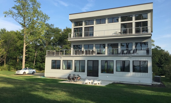 Riverside House | Newer Beachfront Contemporary, Unparalleled Views