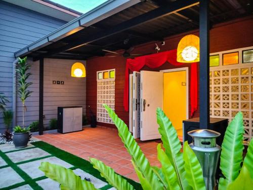 Benggali House | Newly 4BR Cottage House Retreats with Free Parking