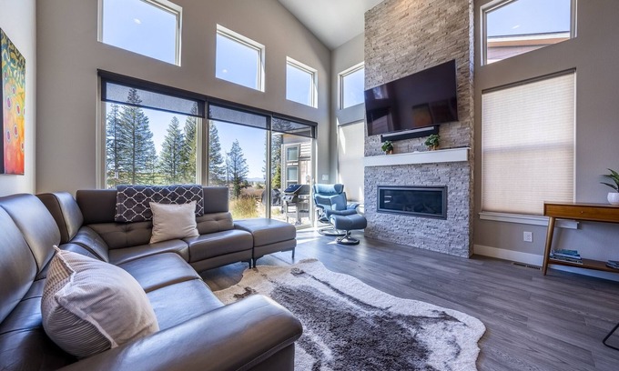 Rendezvous Condo | NEWLY beautiful duplex @ Rendezvous. Minutes to town & resort & AMAZING VIEWS