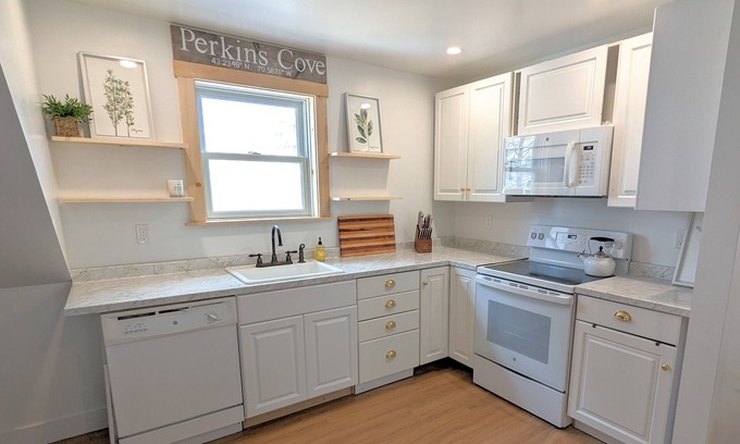 Cape Neddick Apartment | Newly built 2 bedroom apartment above garage- 5 minute walk to Perkins Cove