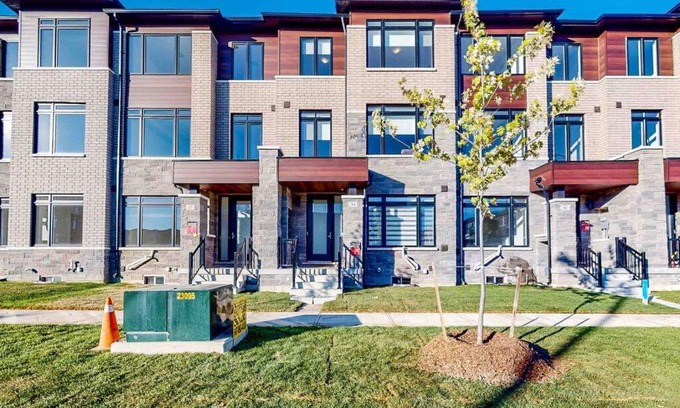Brampton House | NEWLY BUILT LUXURIOUS 3BRM TOWN HS/AIRPORT/PARKING