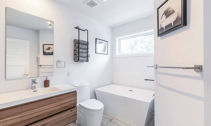 Lafleche Apartment | Newly Built Modern Family 3 BR Free Parkingnn