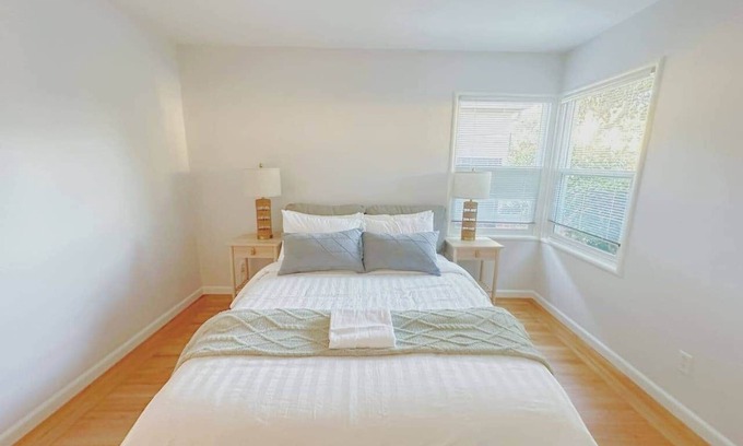 Duveneck - St. Francis House | Newly Furnished Retreat, 5 Min to Stanford & Downtown Palo Alto