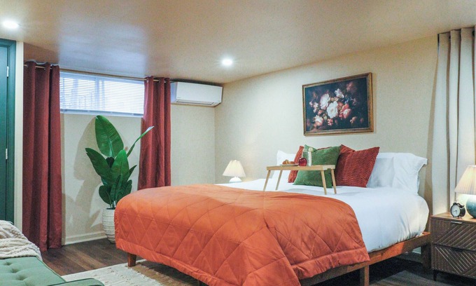 Wynnefield Heights Apartment | Newly Mid Century Modern Design King Bd Apt in Philadelphia, Private Parking