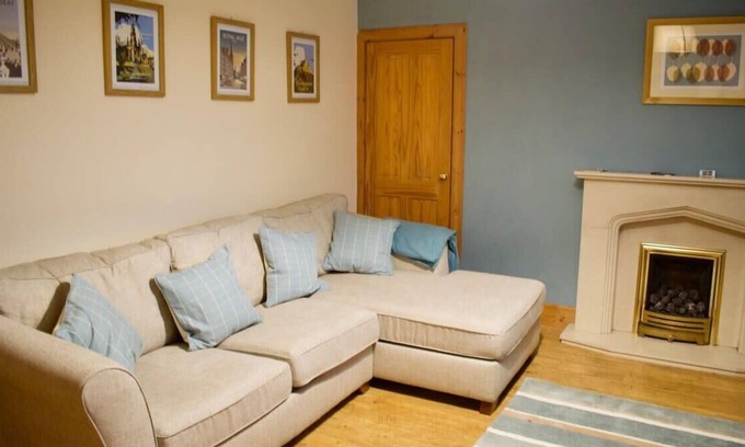 Restalrig Apartment | Newly Refurbed Home with Free Parking