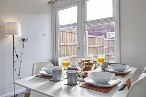 Basildon House | Newly Refurbished 3BR House Basildon, Garden, Netflix & Trisport Table