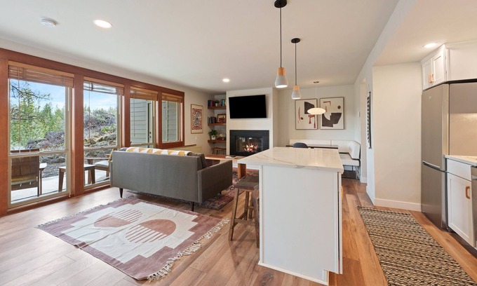 Bend Condo | Newly remodeled by Bachelor, Community Hot Tubs & Pools