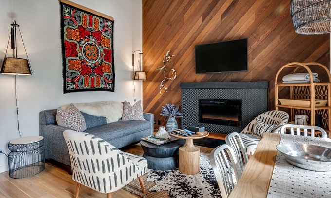 Bend Condo | Newly Remodeled Luxury Condo at Seventh Mountain Resort Close to Mt Bachelor