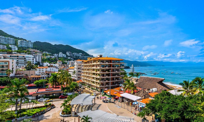 Emiliano Zapata Condo | NEWLY REMODELED! Modern - Fast WIFI - Rooftop Pool - Old Town -Beachfront Bliss!