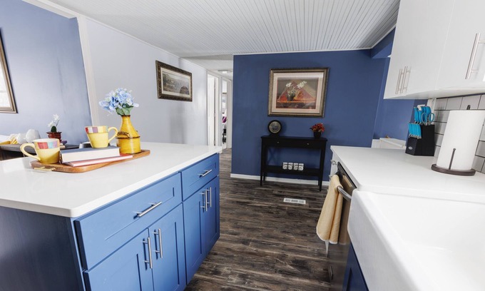 Corcoran House | *NEWLY Remodeled with New Furniture. Quiet living only 10 mins to city action.